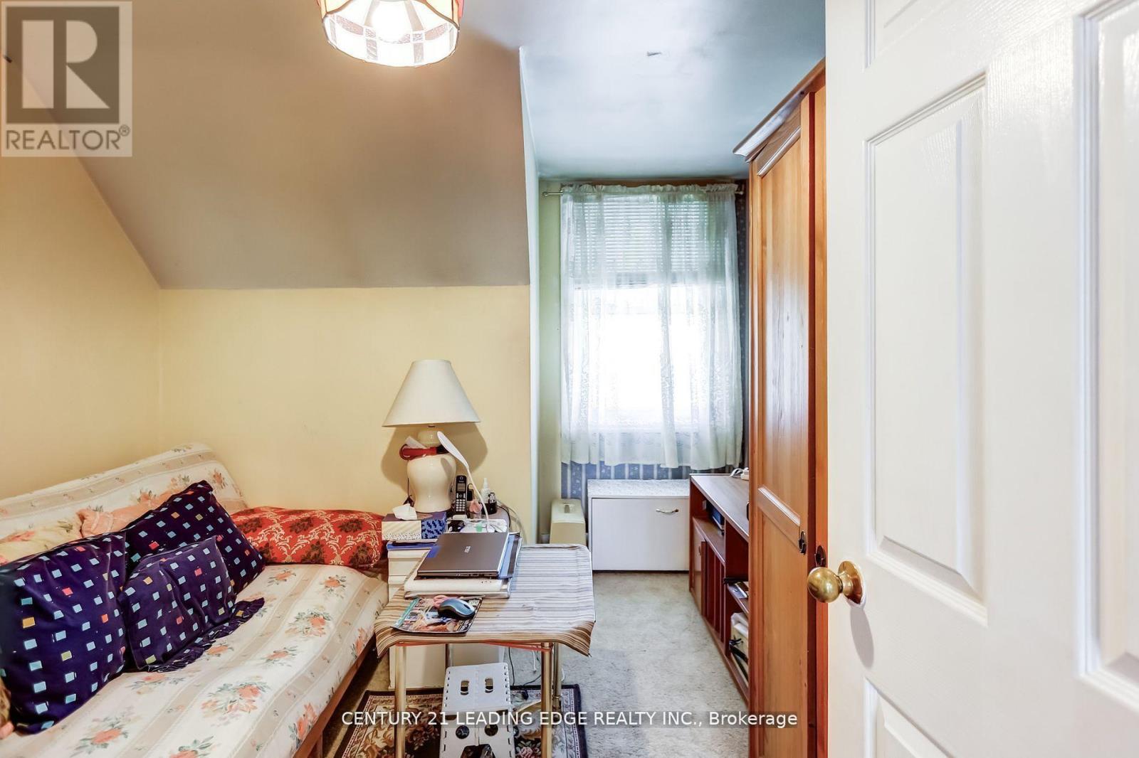 19 Royaleigh Avenue, Toronto (Humber Heights), Ontario  M9P 2J4 - Photo 17 - W12029347
