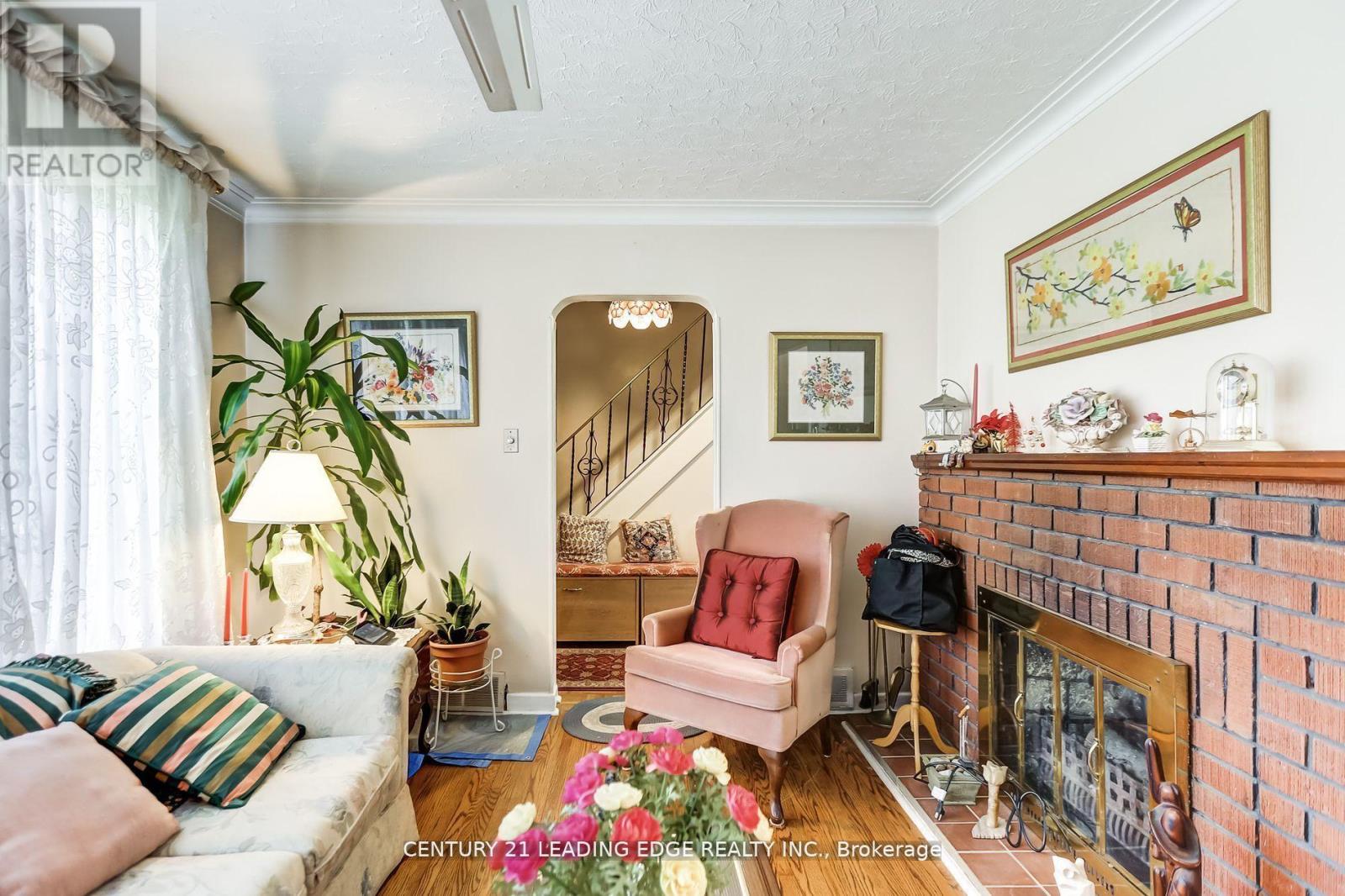 Property at 19 ROYALEIGH AVENUE image 5