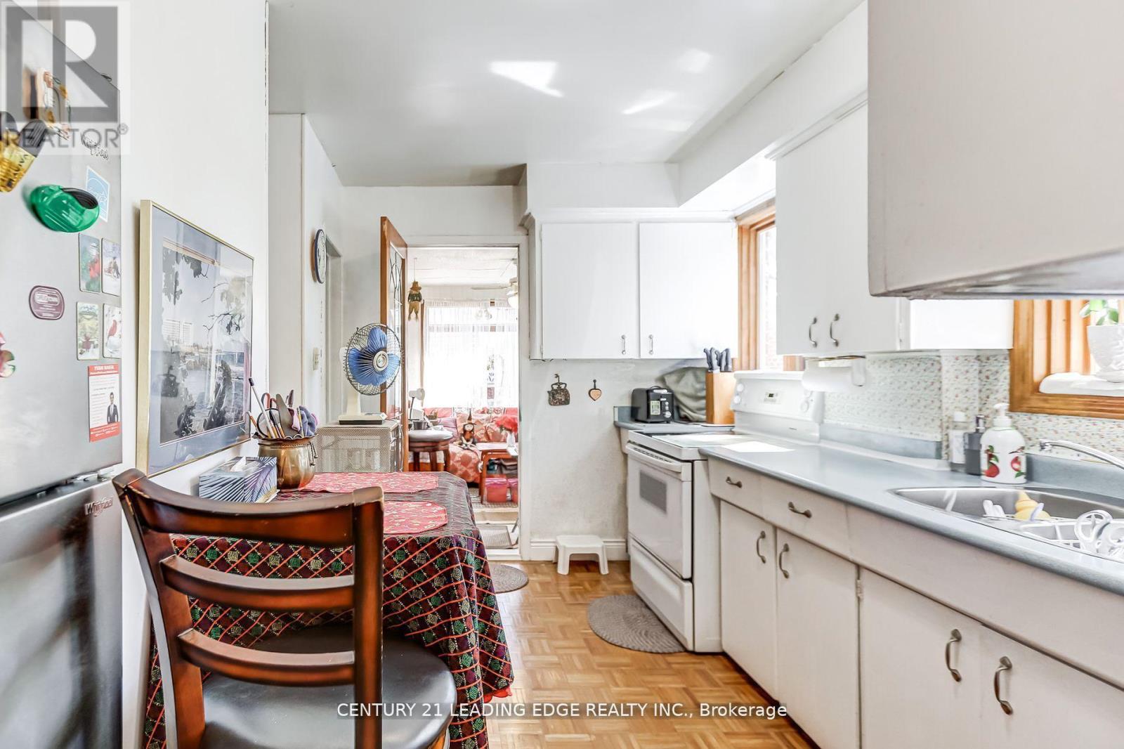 19 Royaleigh Avenue, Toronto (Humber Heights), Ontario  M9P 2J4 - Photo 8 - W12029347