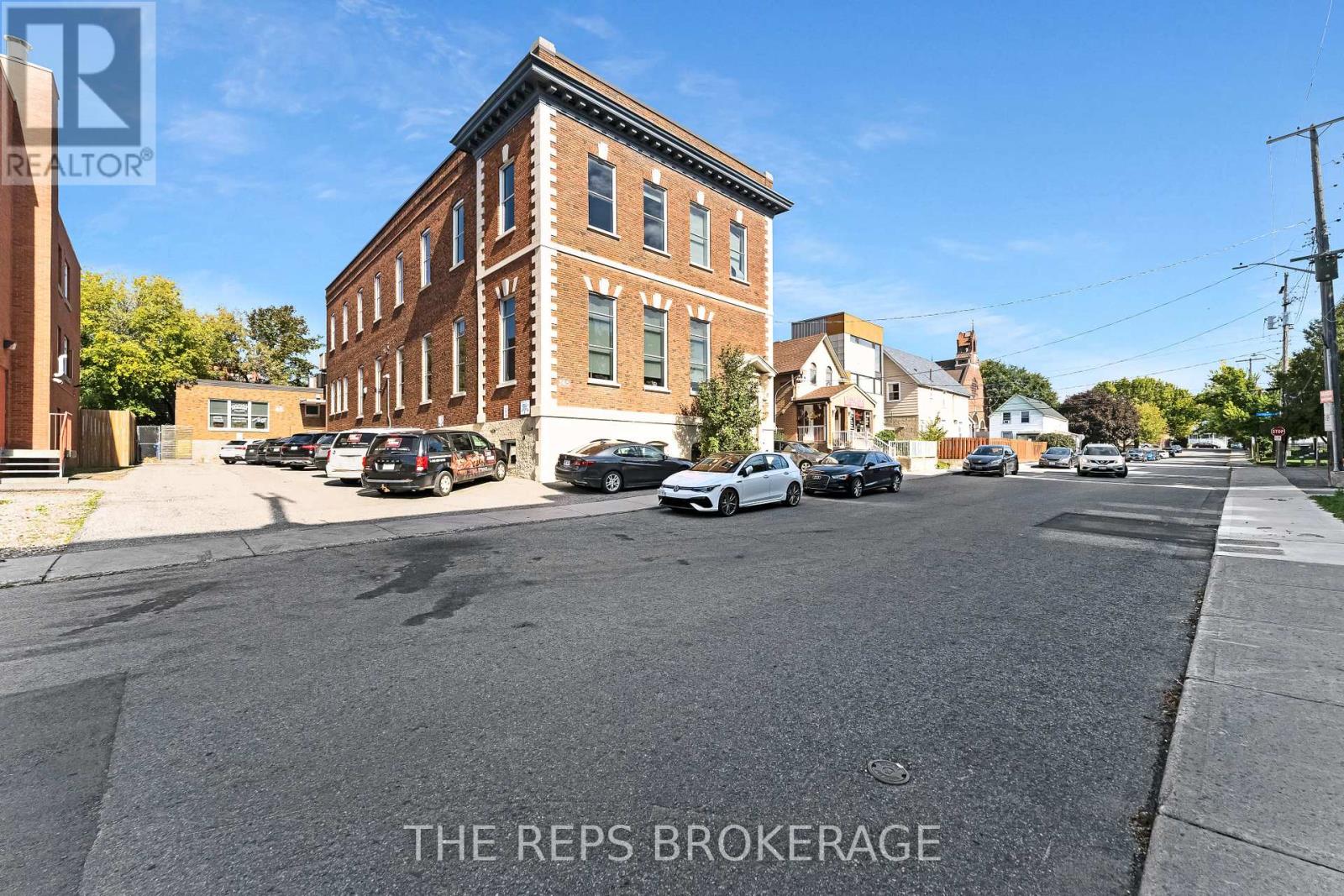 Upper Unit - 43 Eccles Street N, Ottawa, Ontario  K1R 6S3 - Photo 3 - X12033981