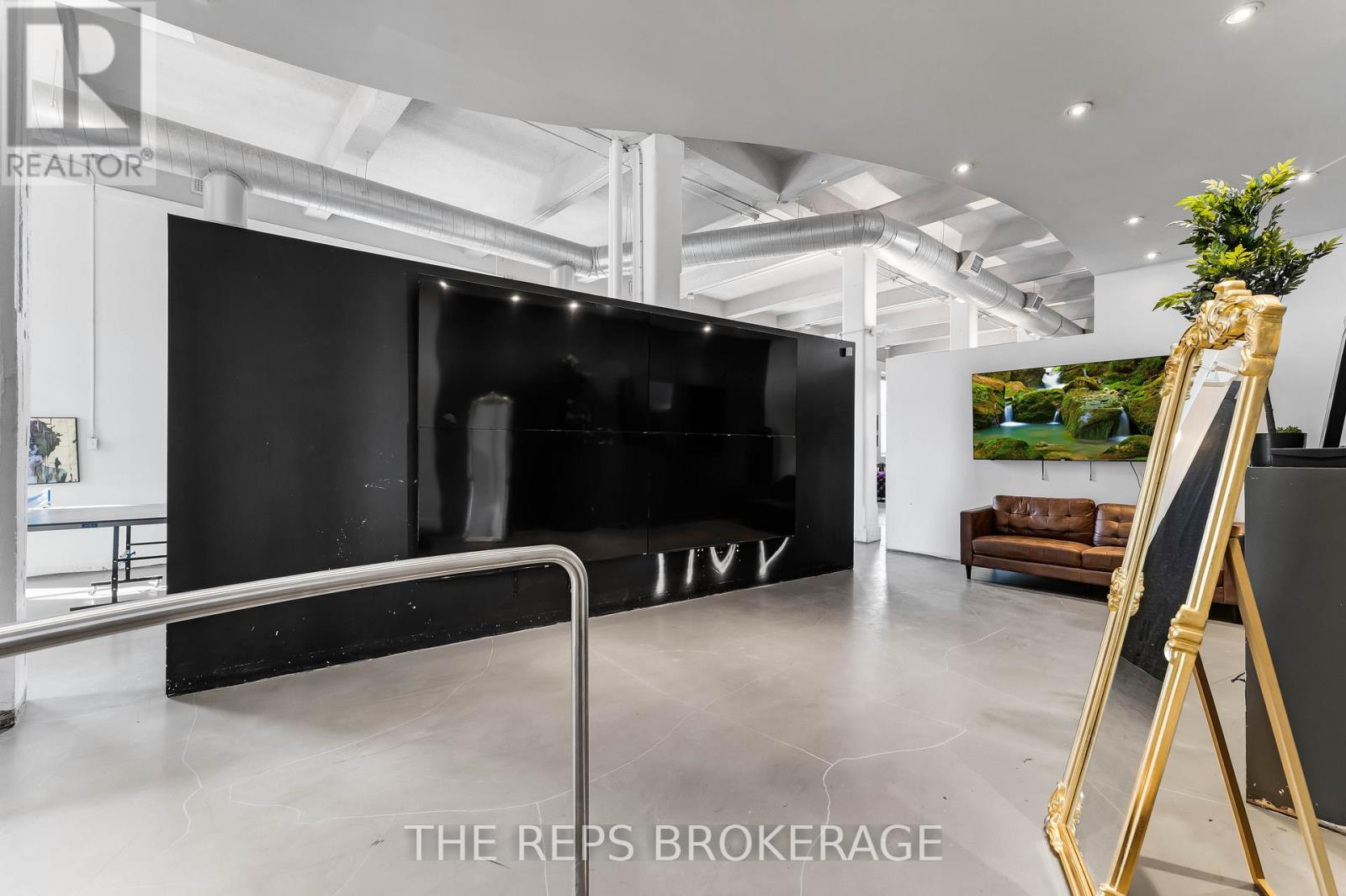 Upper Unit - 43 Eccles Street N, Ottawa, Ontario  K1R 6S3 - Photo 4 - X12033981