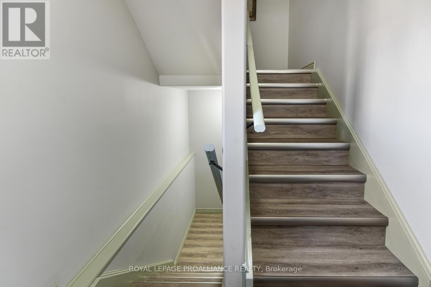 Property at 9 PEARL STREET E image 5