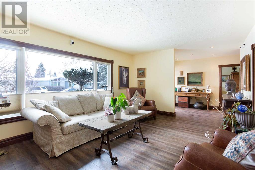 Property at 704 47 Avenue SW image 4