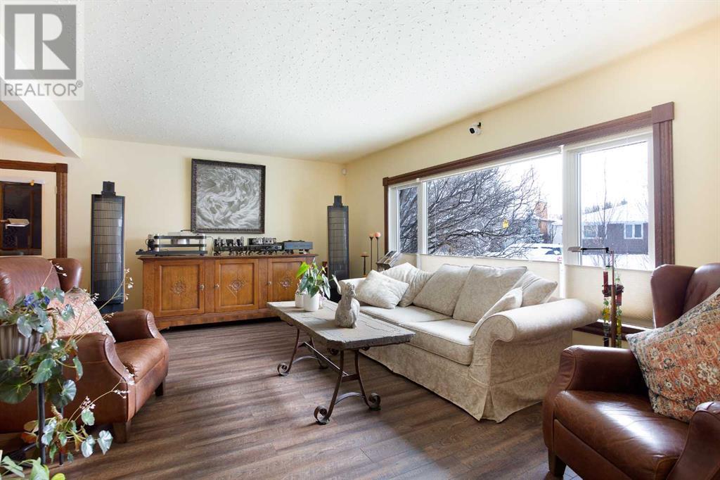 Property at 704 47 Avenue SW image 3
