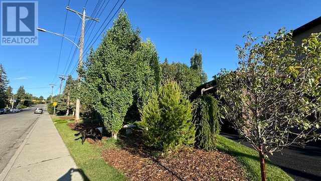 Property at 704 47 Avenue SW image 2