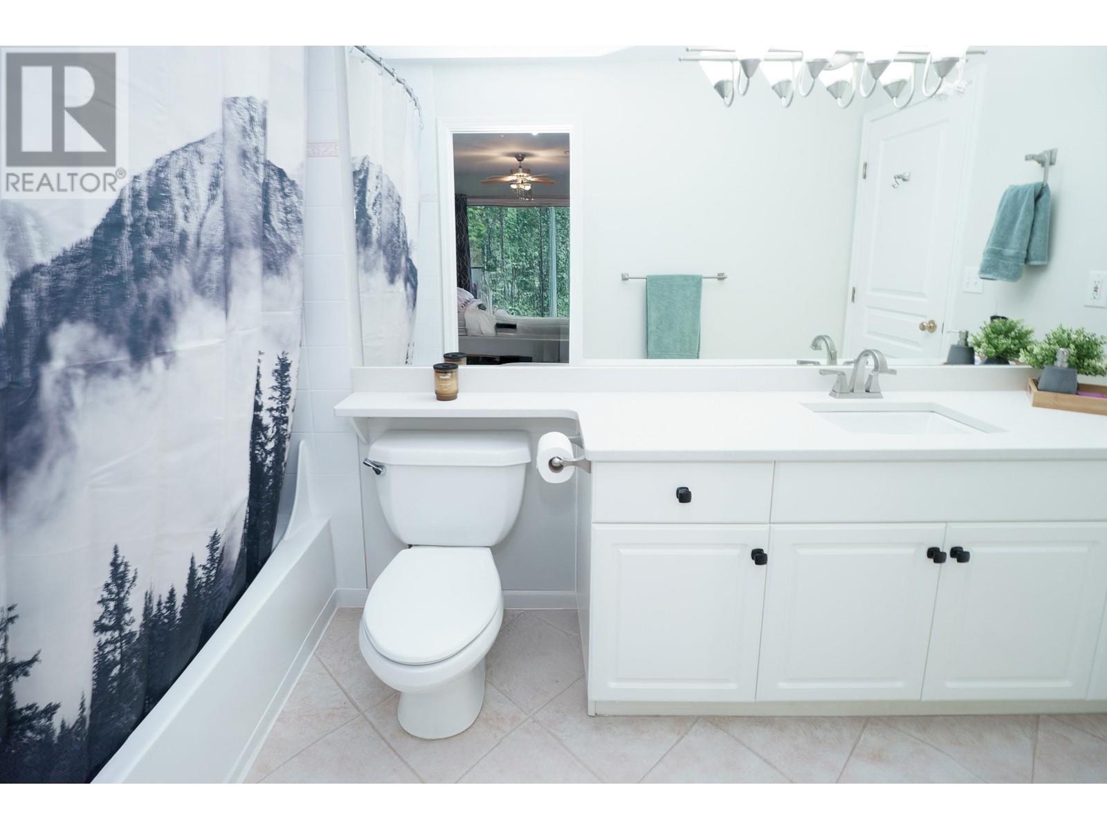 Listing Picture 17 of 23 : 301 7139 18 AVENUE, Burnaby / 本拿比 - 魯藝地產 Yvonne Lu Group - MLS Medallion Club Member