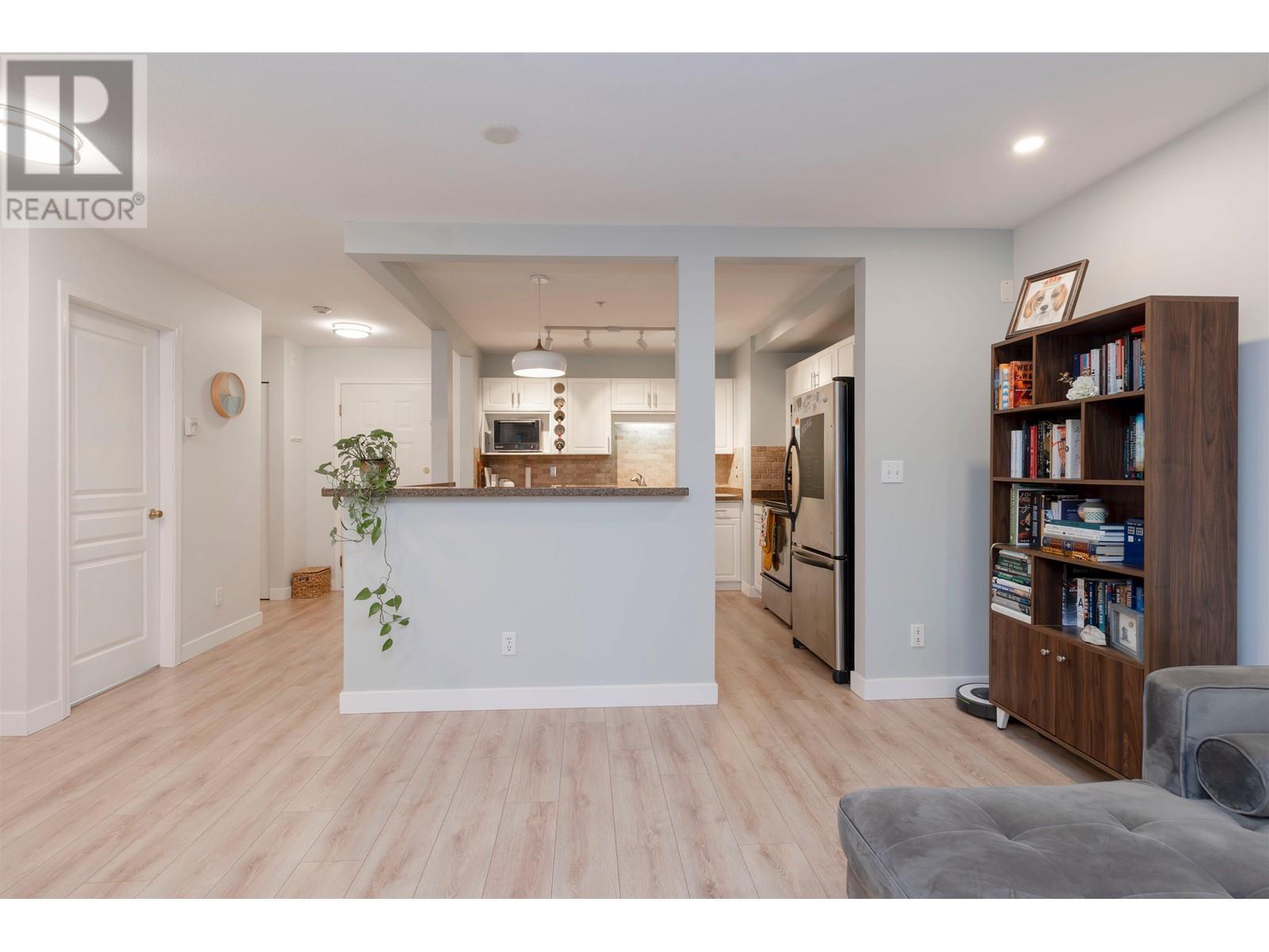 Listing Picture 9 of 23 : 301 7139 18 AVENUE, Burnaby / 本拿比 - 魯藝地產 Yvonne Lu Group - MLS Medallion Club Member