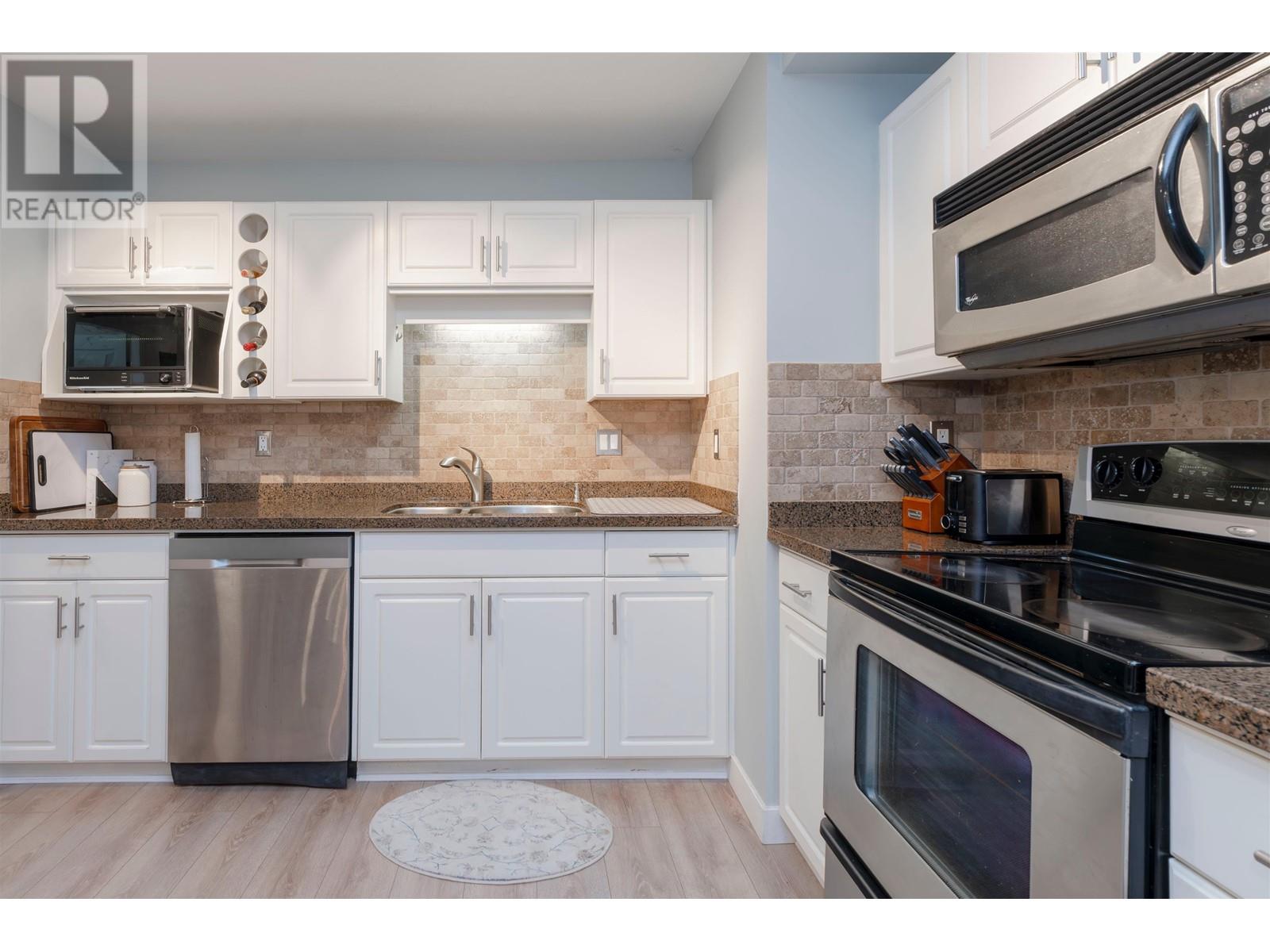 Listing Picture 11 of 23 : 301 7139 18 AVENUE, Burnaby / 本拿比 - 魯藝地產 Yvonne Lu Group - MLS Medallion Club Member
