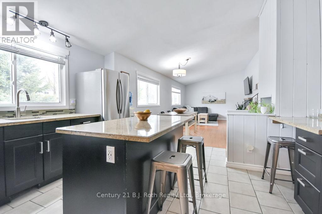 19 Lakeview Drive, Oro-Medonte, Ontario  L3V 0R3 - Photo 9 - S12034633