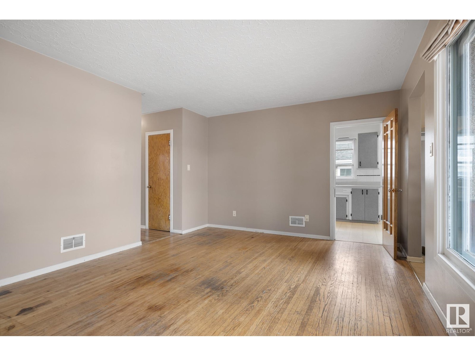 Property at 11112/11116 116 ST NW image 5