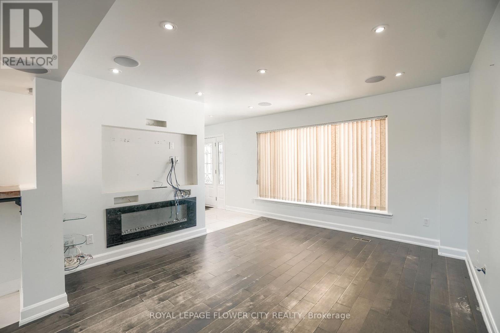 Main Floor - 12 Gondola Crescent, Brampton, Ontario  L6S 1W6 - Photo 4 - W12013574