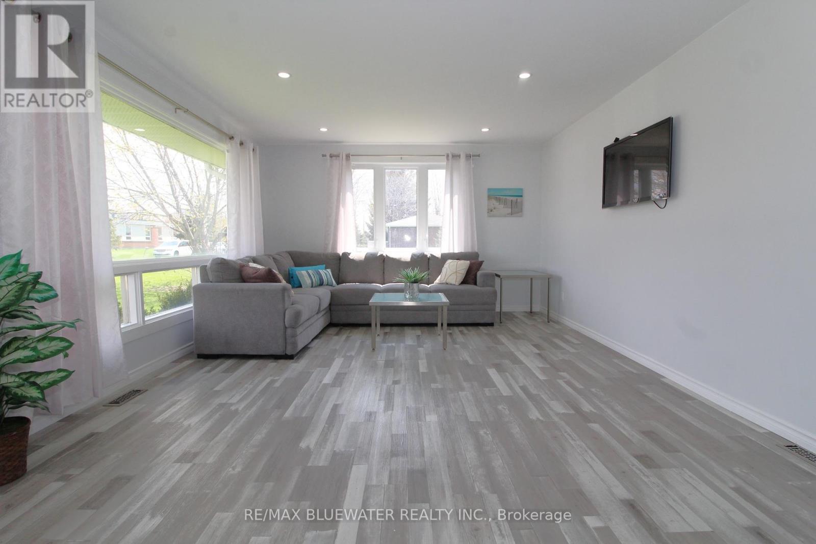 45 John Street N, Bluewater, Ontario  N0M 2T0 - Photo 8 - X12034938