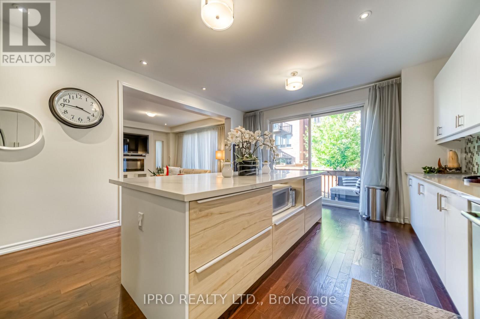 294 Valermo Drive, Toronto (Alderwood), Ontario  M8W 0B6 - Photo 7 - W12034818