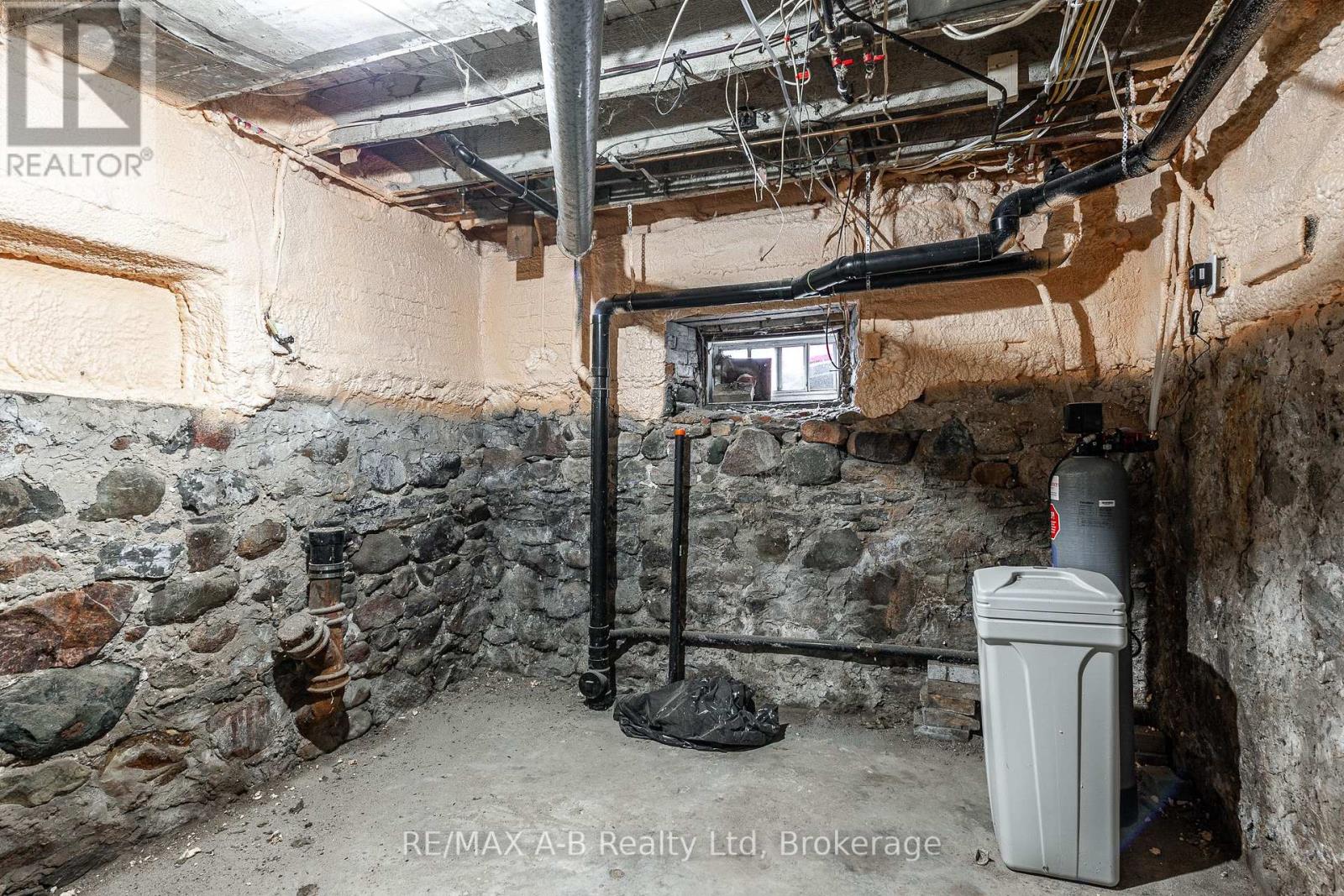 246 Wellington Street, Stratford, Ontario  N5A 2L6 - Photo 3 - X12034892