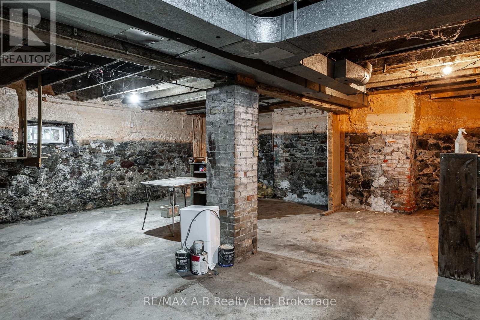 246 Wellington Street, Stratford, Ontario  N5A 2L6 - Photo 5 - X12034892