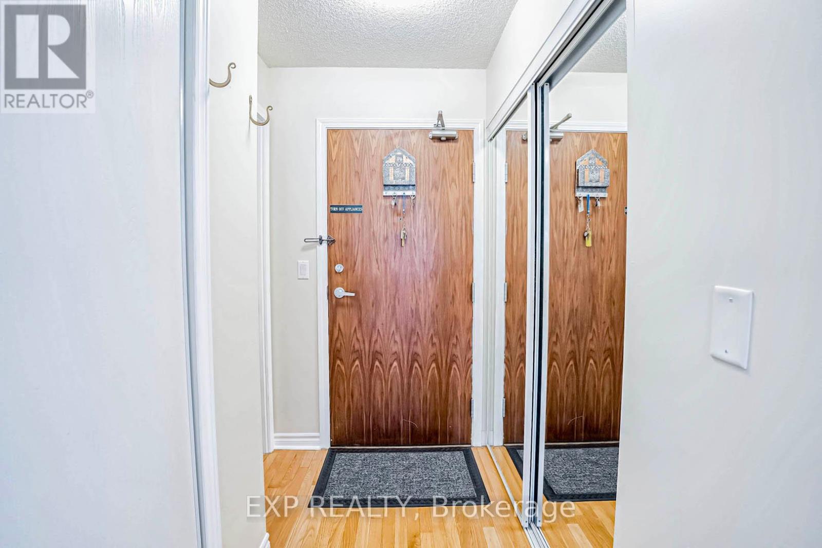 Property at 310 - 33 ELM DRIVE W image 4