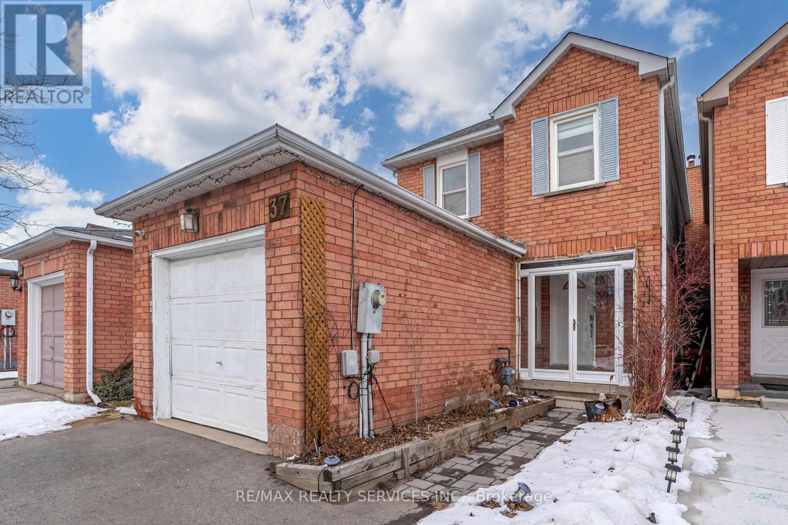 37 Solway Avenue, Brampton, Ontario  L6Z 4E4 - Photo 2 - W12035121