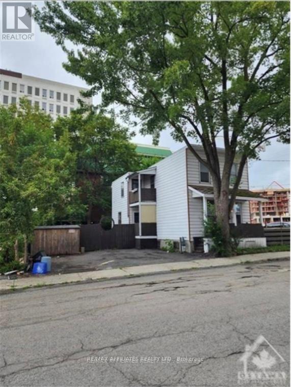 338 Dundas Street, Ottawa, Ontario  K1L 7W7 - Photo 2 - X12035190