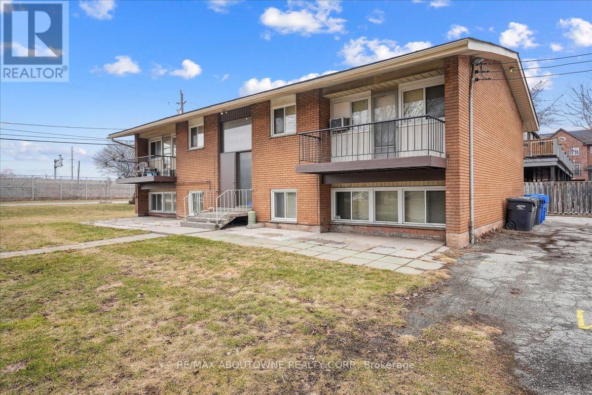 2 - 2354 Queensway Drive, Burlington, Ontario  L7R 3T3 - Photo 3 - W12035256