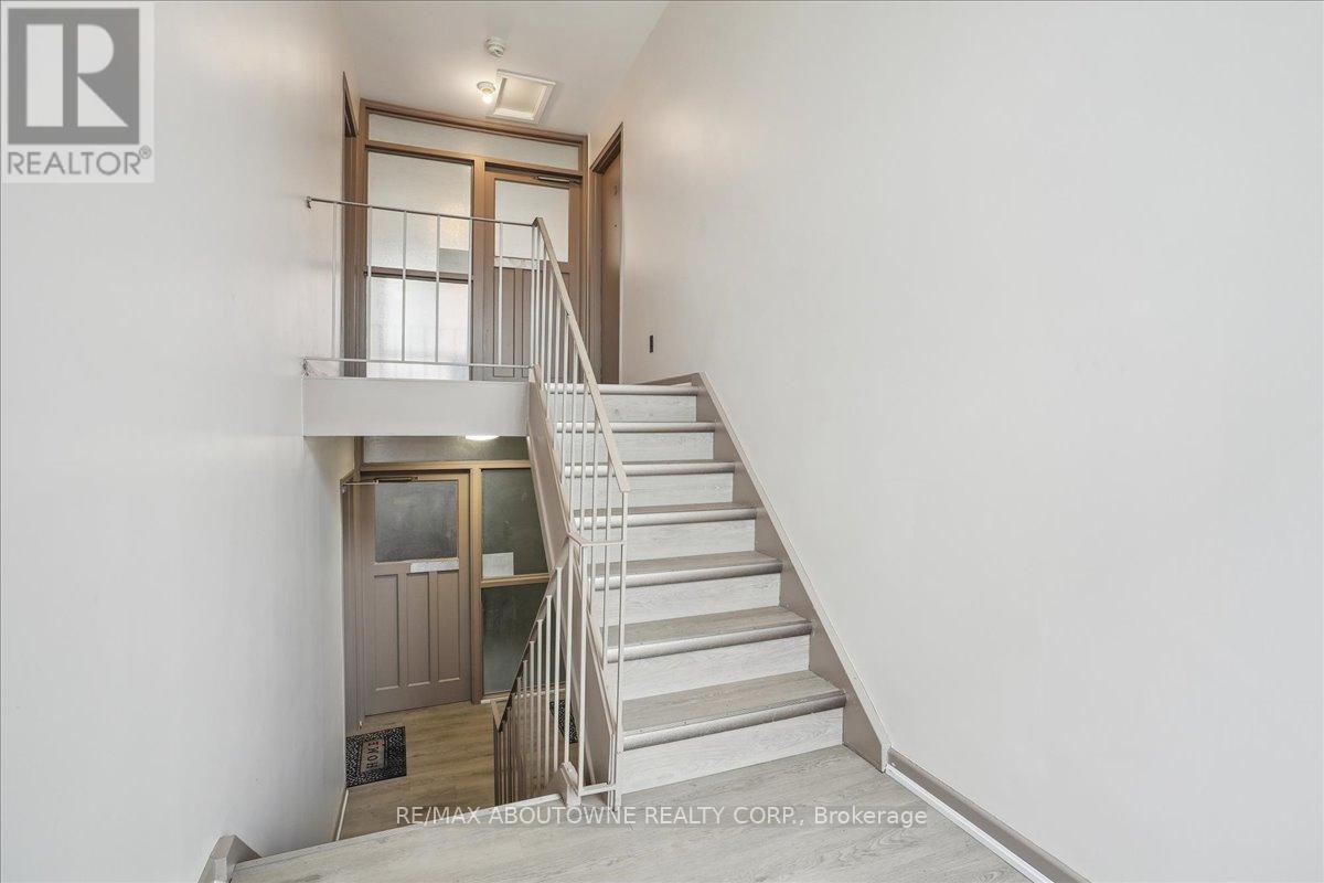 2 - 2354 Queensway Drive, Burlington, Ontario  L7R 3T3 - Photo 5 - W12035256
