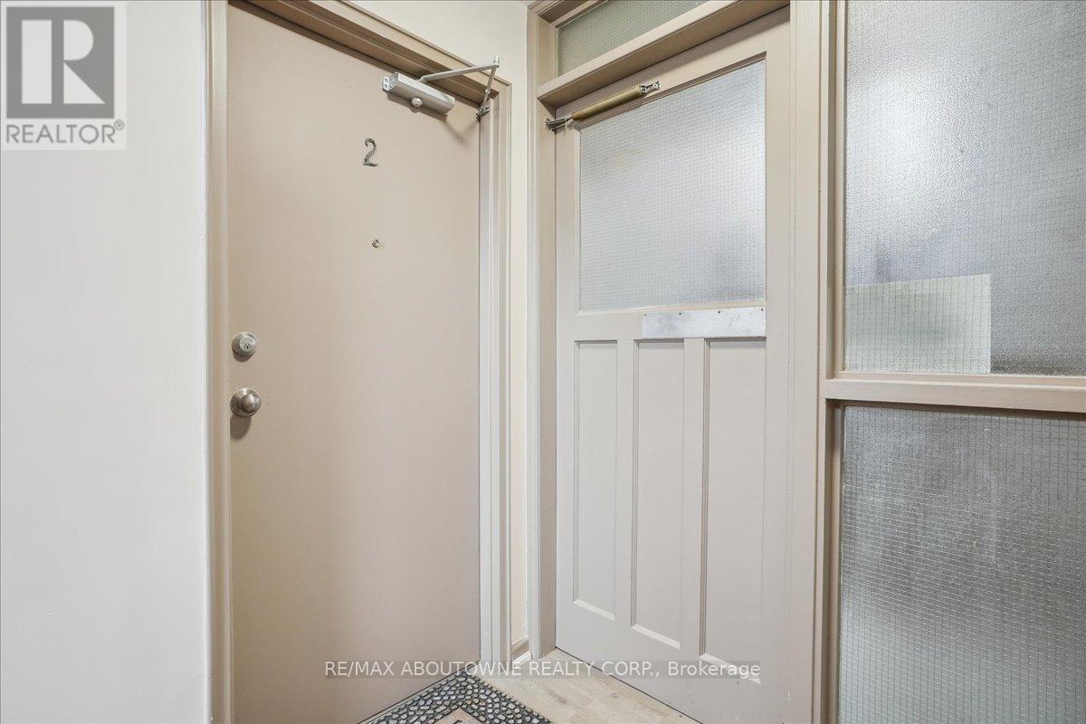 2 - 2354 Queensway Drive, Burlington, Ontario  L7R 3T3 - Photo 6 - W12035256