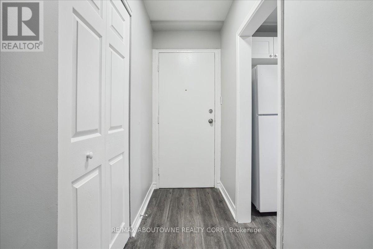 2 - 2354 Queensway Drive, Burlington, Ontario  L7R 3T3 - Photo 8 - W12035256
