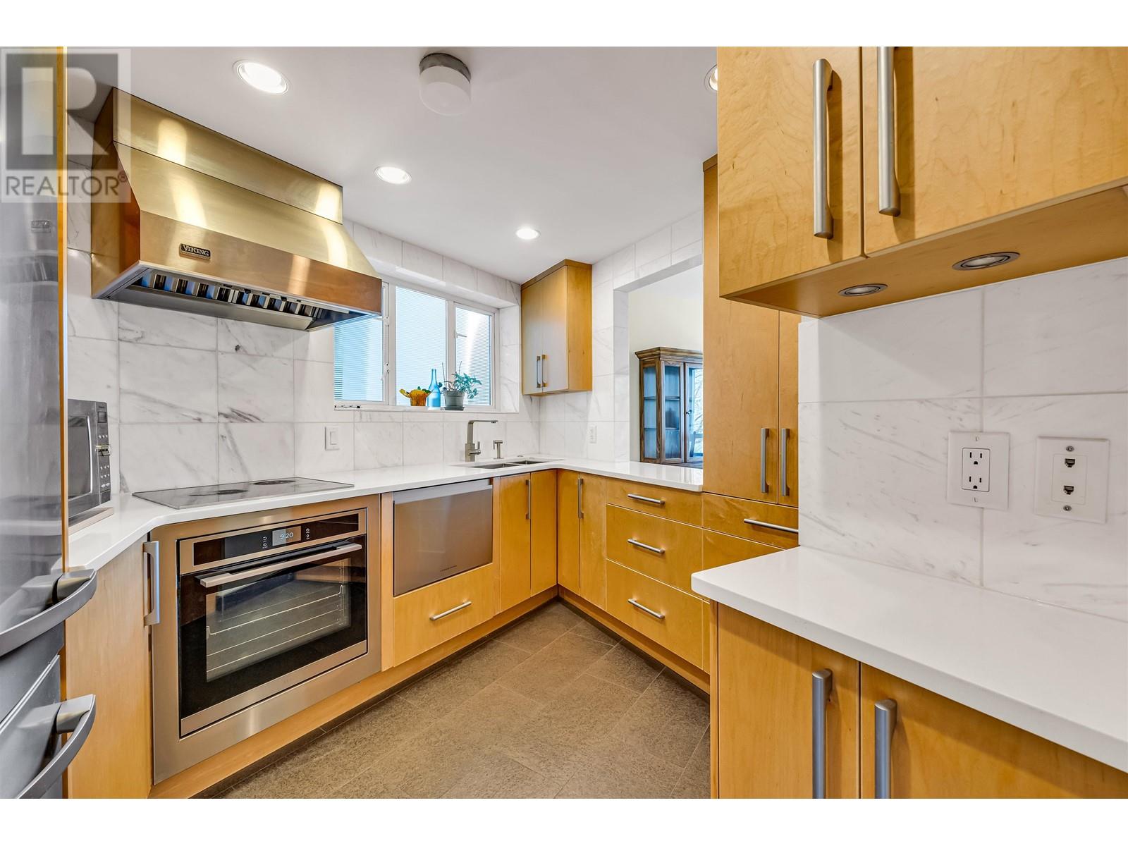 Listing Picture 12 of 35 : 201 1949 BEACH AVENUE, Vancouver / 溫哥華 - 魯藝地產 Yvonne Lu Group - MLS Medallion Club Member