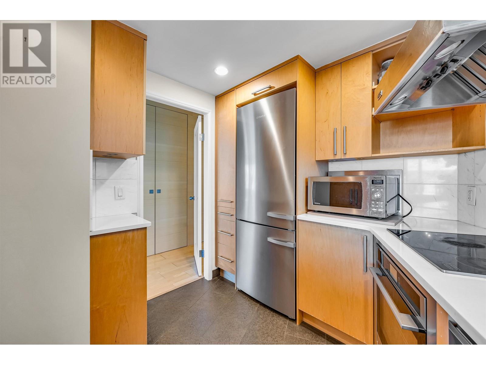 Listing Picture 13 of 35 : 201 1949 BEACH AVENUE, Vancouver / 溫哥華 - 魯藝地產 Yvonne Lu Group - MLS Medallion Club Member