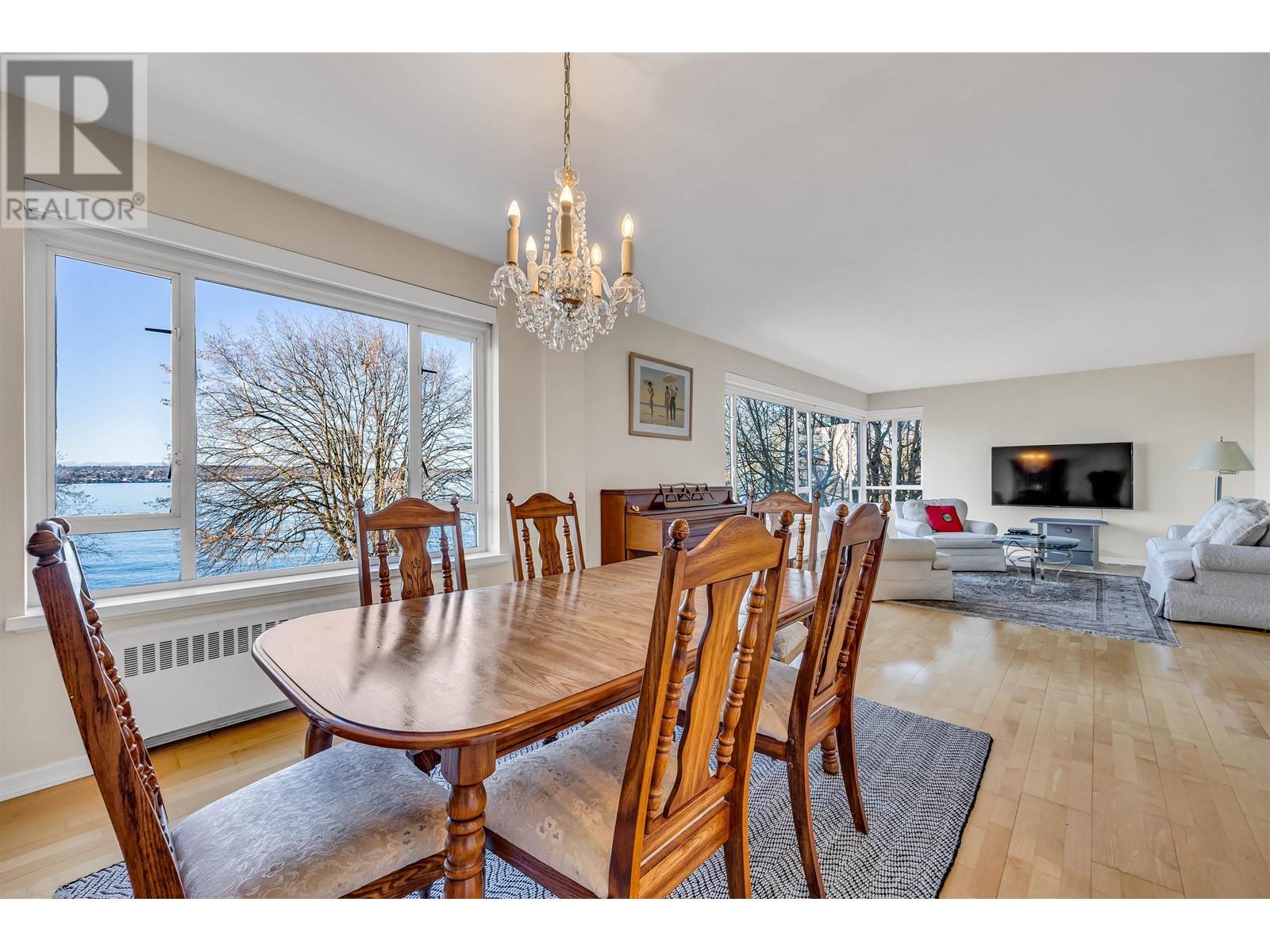 Listing Picture 3 of 35 : 201 1949 BEACH AVENUE, Vancouver / 溫哥華 - 魯藝地產 Yvonne Lu Group - MLS Medallion Club Member