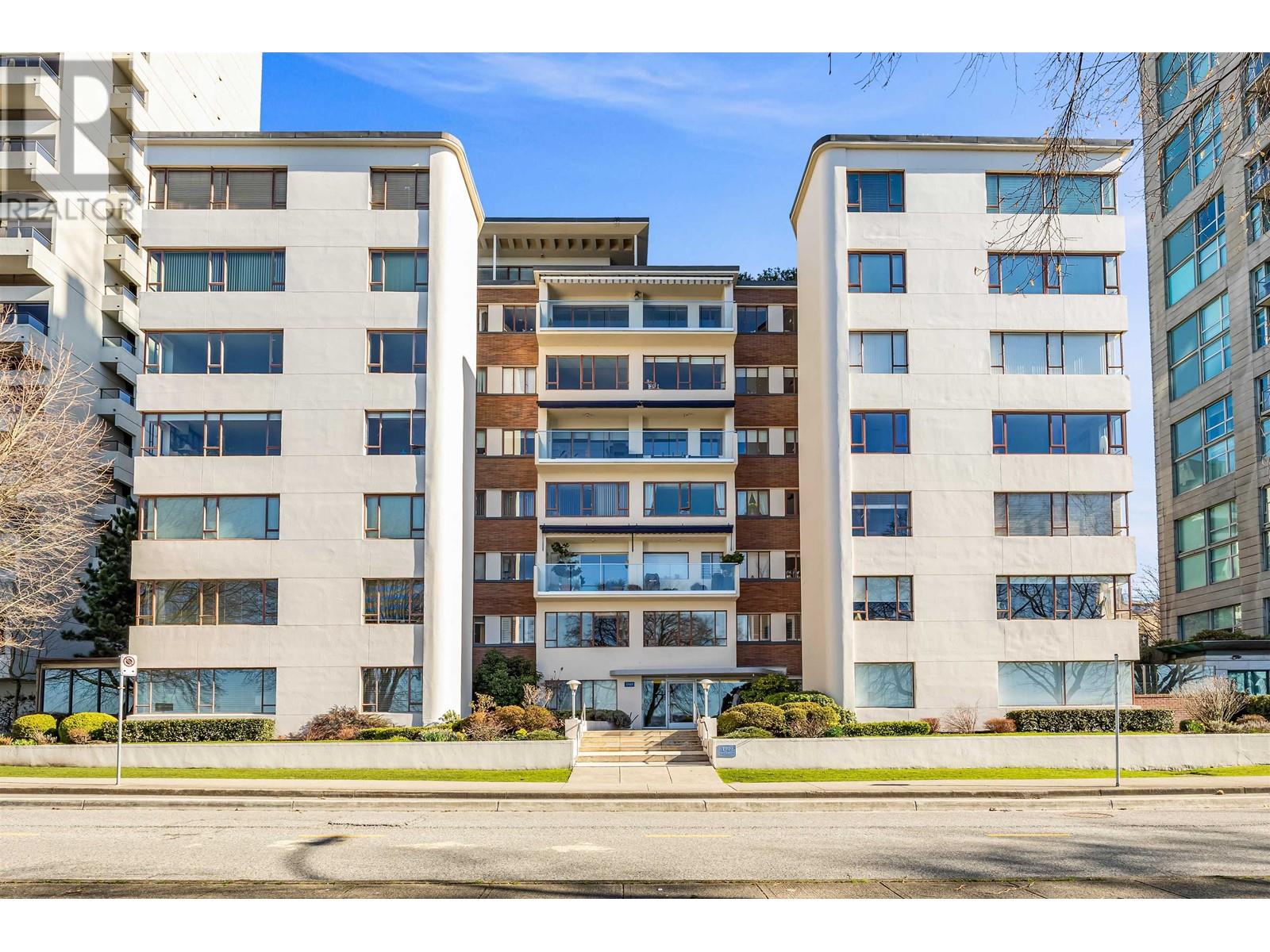 Listing Picture 2 of 35 : 201 1949 BEACH AVENUE, Vancouver / 溫哥華 - 魯藝地產 Yvonne Lu Group - MLS Medallion Club Member
