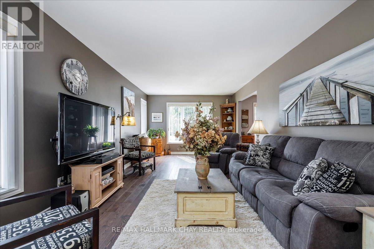 Property at 114 CHIEFTAIN CRESCENT image 5