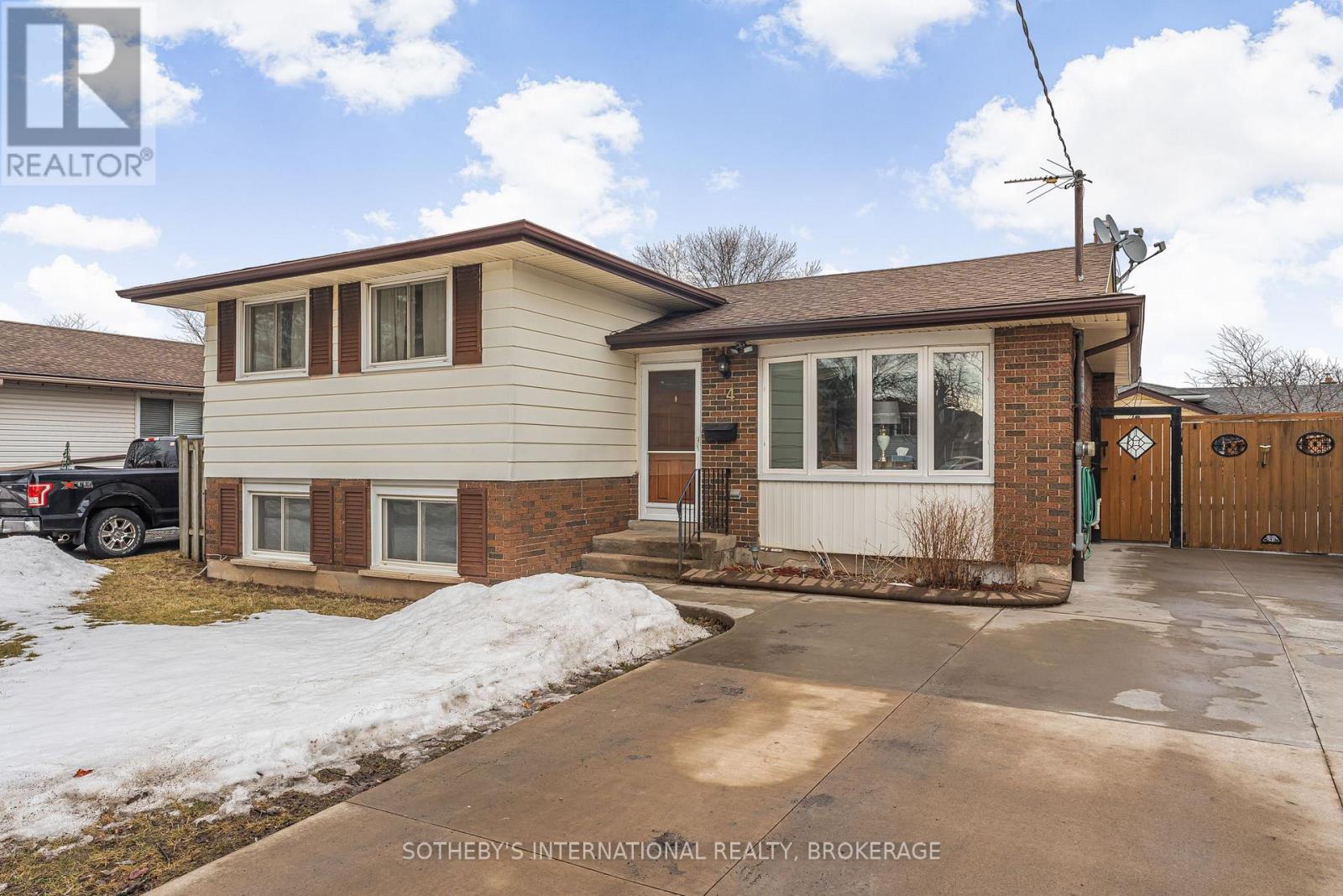 Property at 4 HUNTLEY CRESCENT image 1
