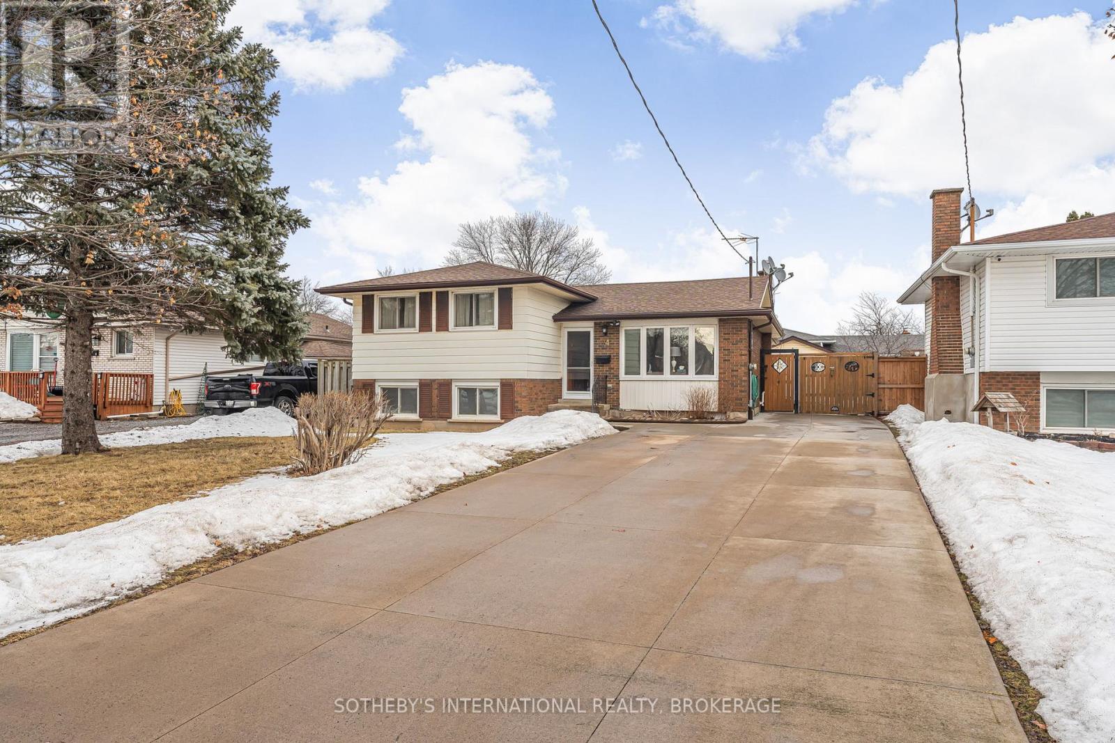 Property at 4 HUNTLEY CRESCENT image 2