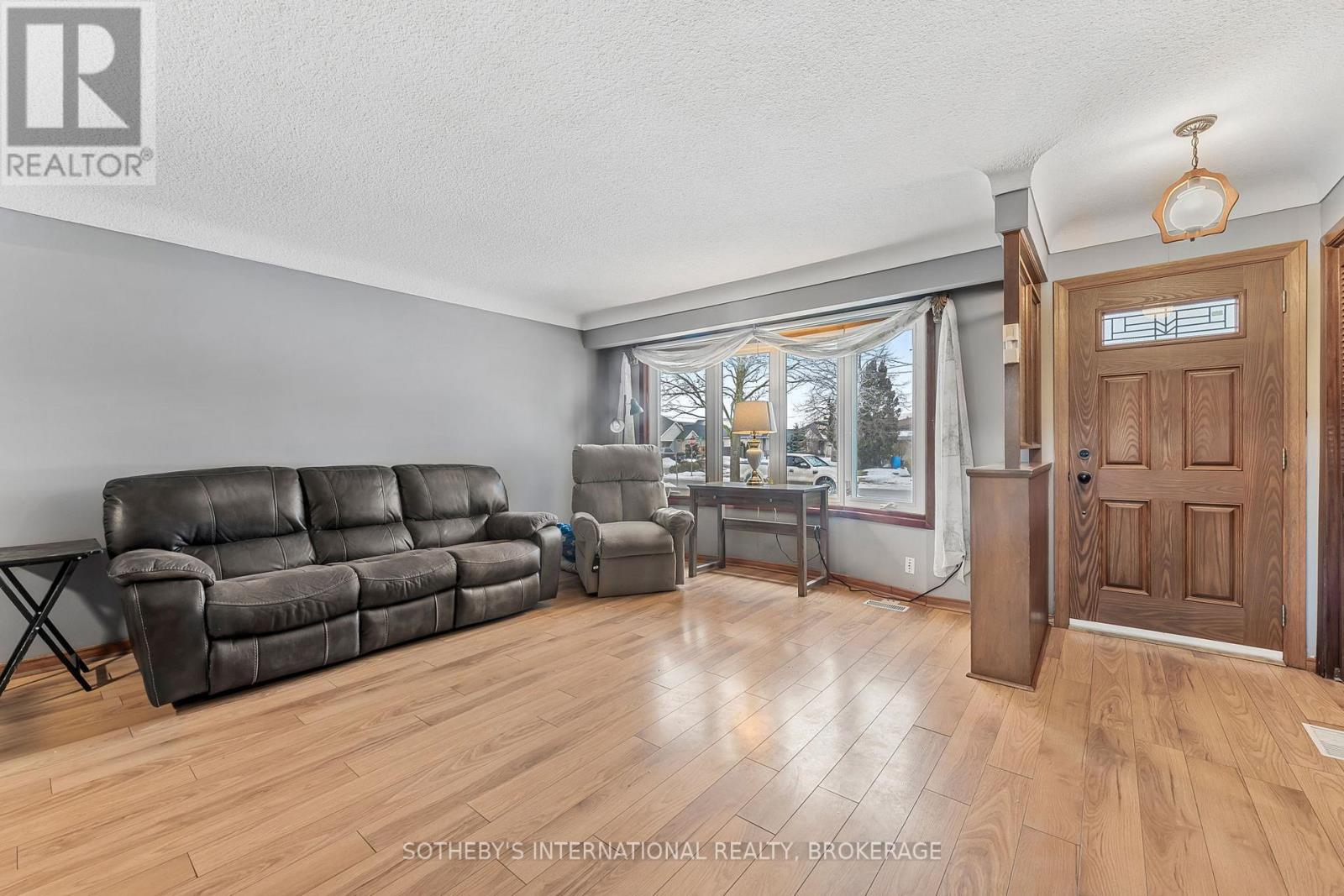 Property at 4 HUNTLEY CRESCENT image 4
