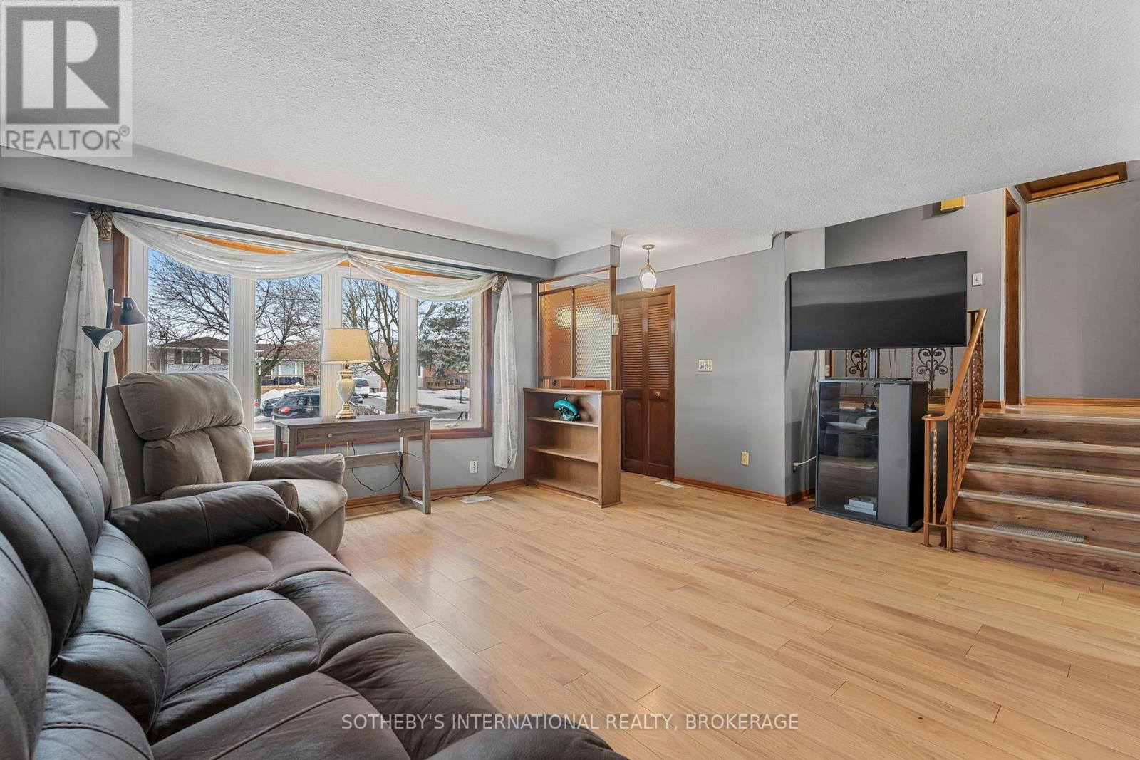 Property at 4 HUNTLEY CRESCENT image 5