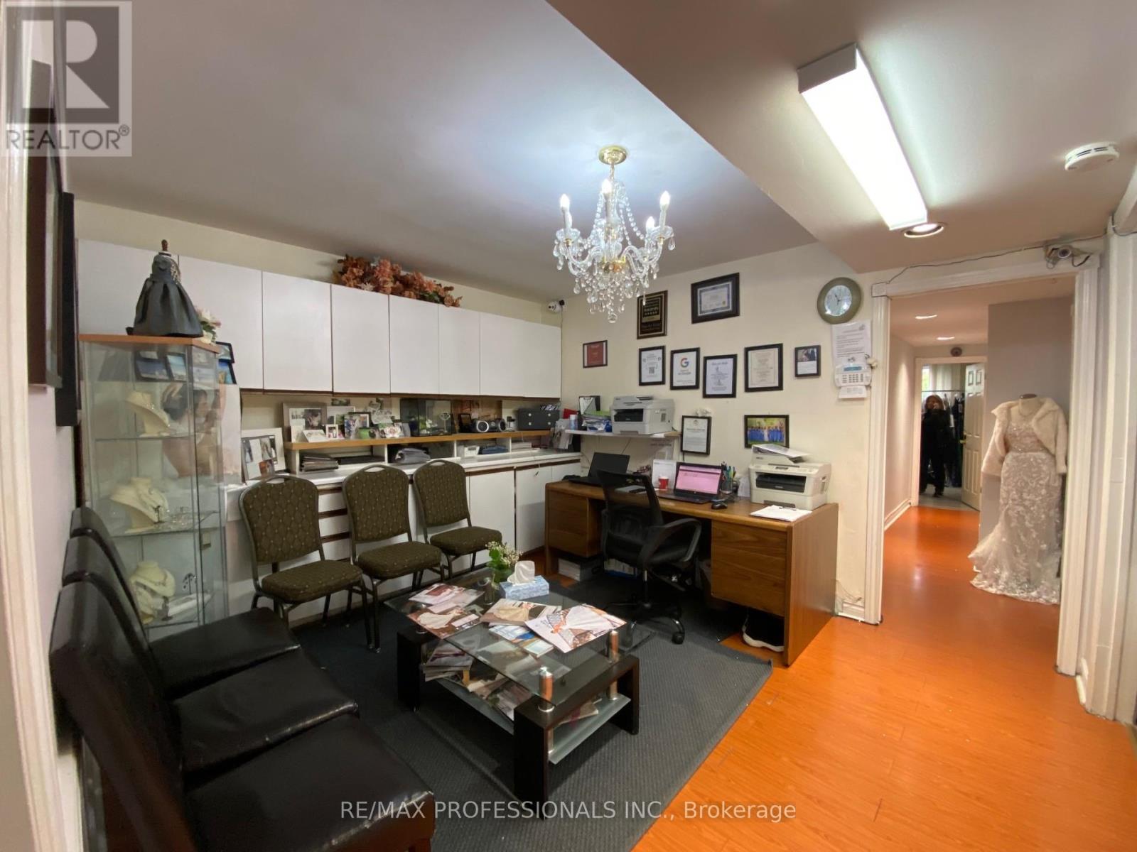 566 Sheppard Avenue W, Toronto (Bathurst Manor), Ontario  M3H 2R9 - Photo 20 - C12035413