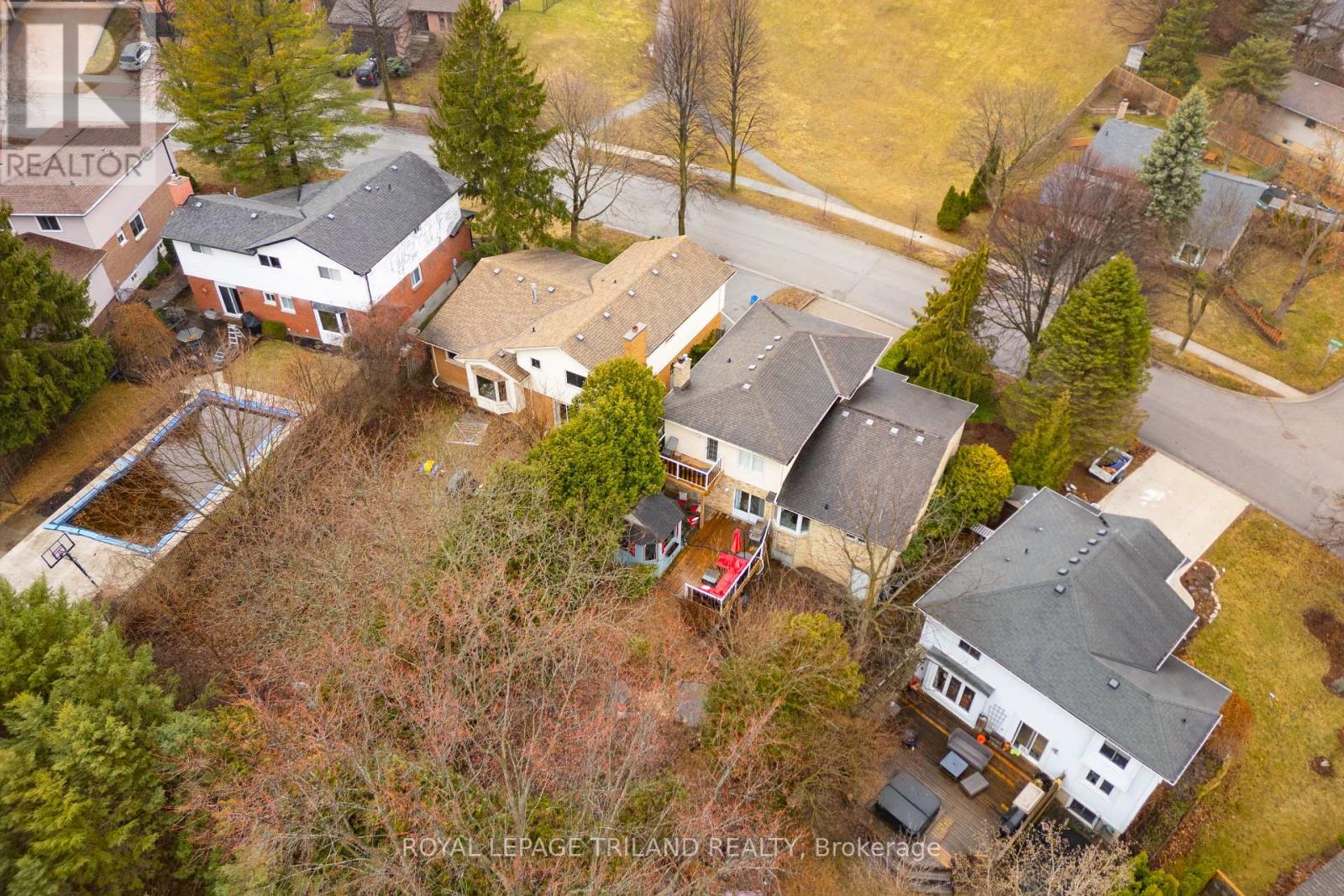 Photo 2 of 47 for 19 Chalet Crescent
