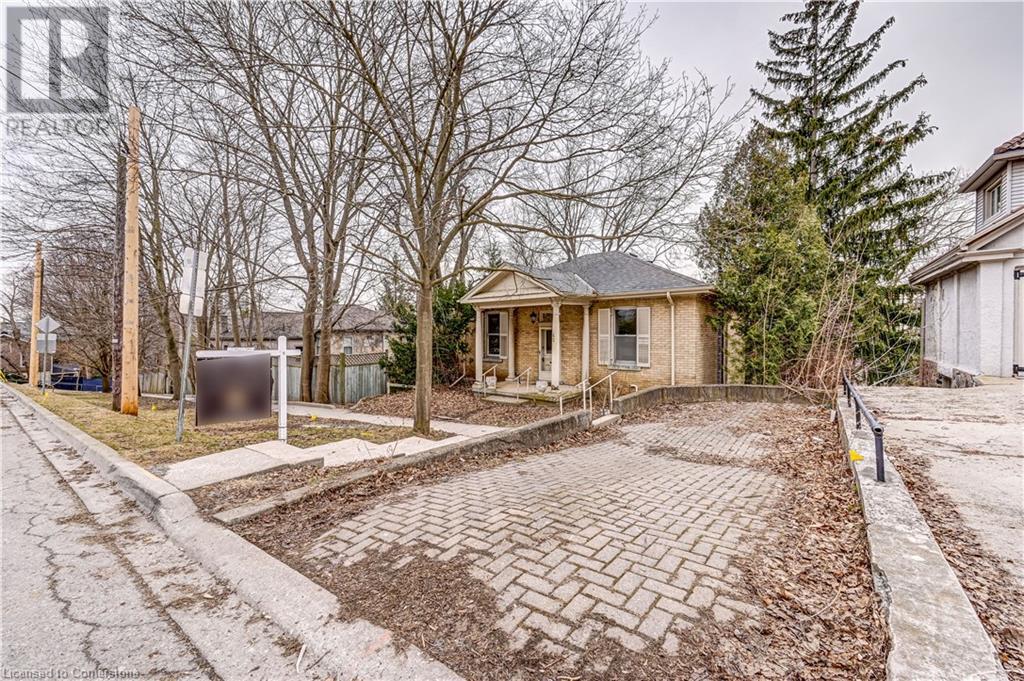 Property at 62 QUEEN Street image 2