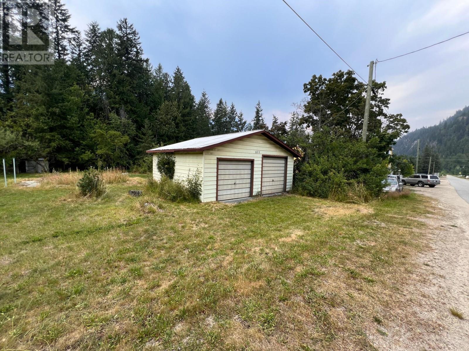 611 SLOCAN Street, Slocan, British Columbia