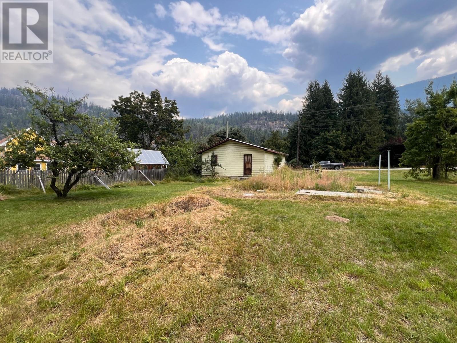 611 Slocan Street, Slocan, British Columbia  V0G 2C0 - Photo 5 - 10340071