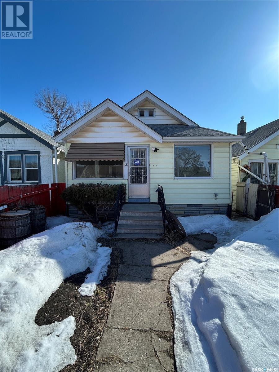 Property at 1535 Elphinstone STREET image 1