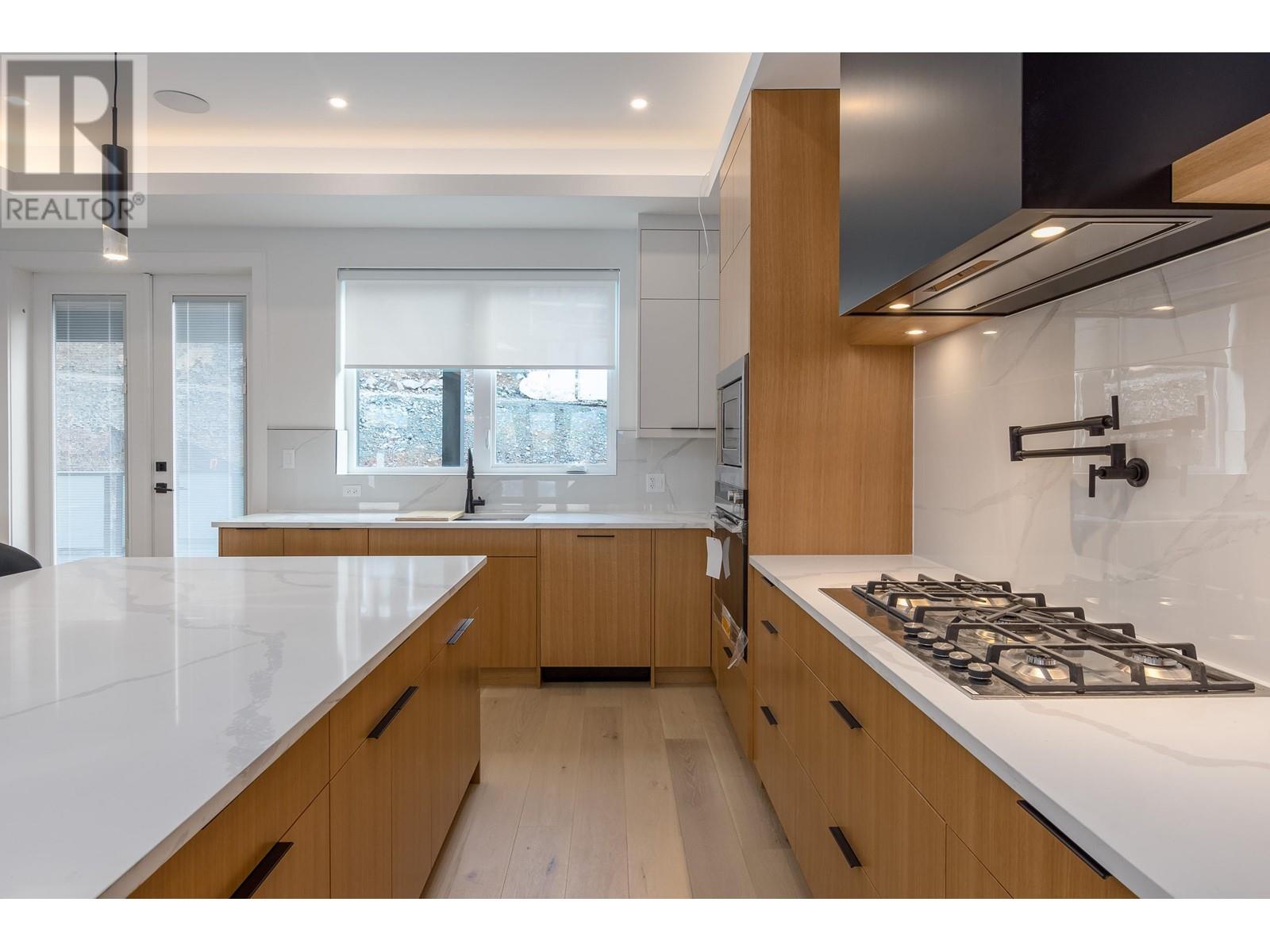 Property at 4 3385 MAMQUAM ROAD image 5