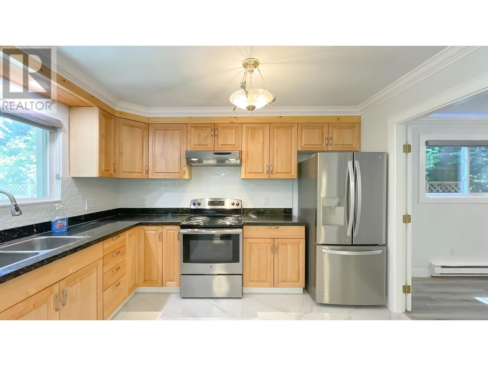 405 Dartmoor Drive, Coquitlam, British Columbia  V3K 5V3 - Photo 3 - R2980824