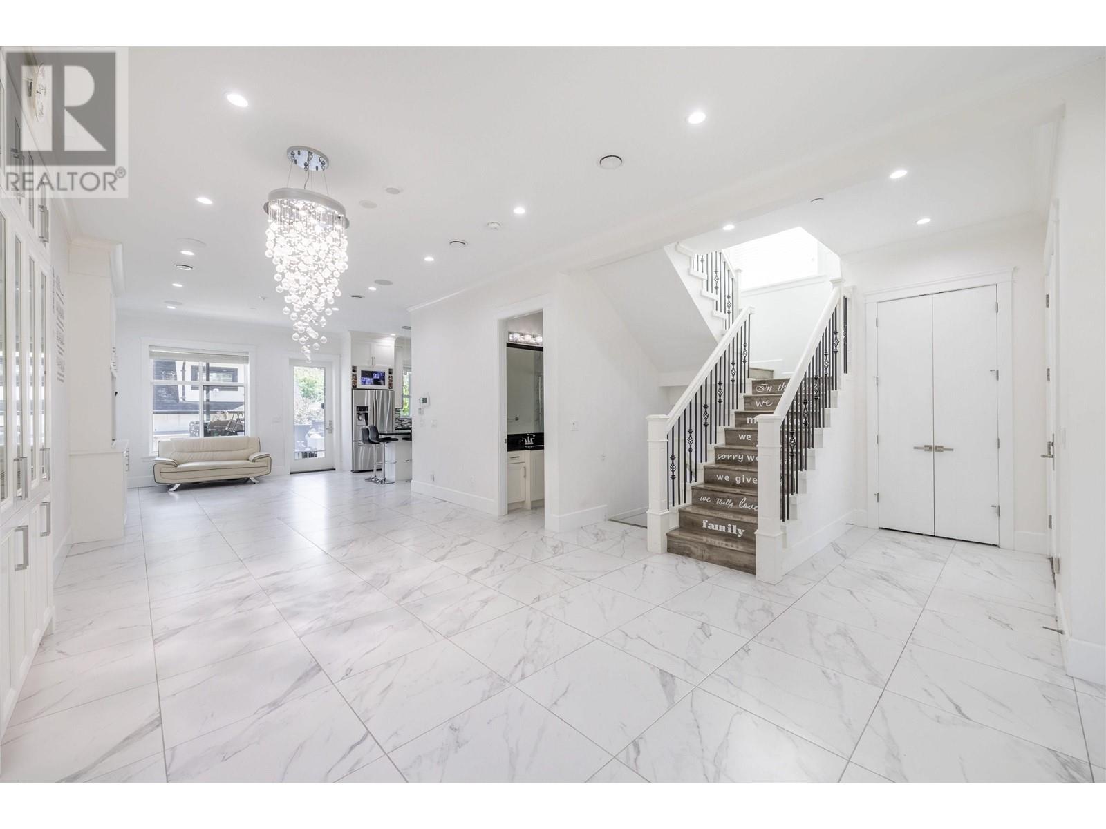 Property at 172 ONTARIO PLACE image 3