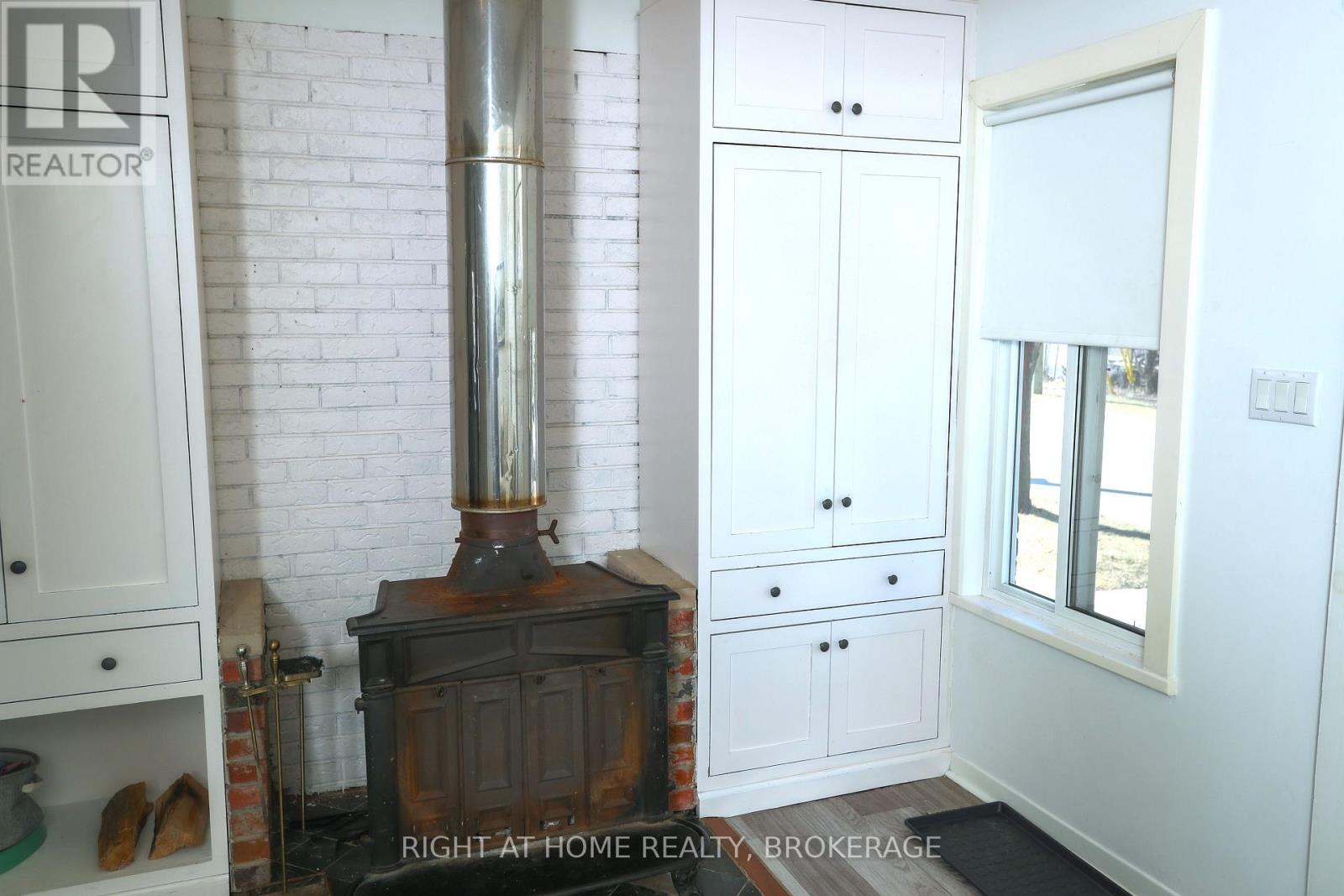 Property at 304 ROSSLYN AVENUE W image 3