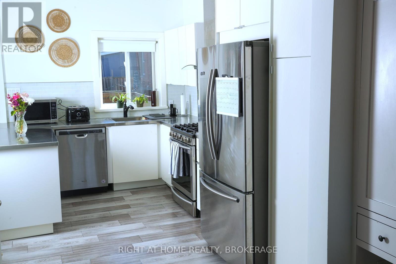 Property at 304 ROSSLYN AVENUE W image 4