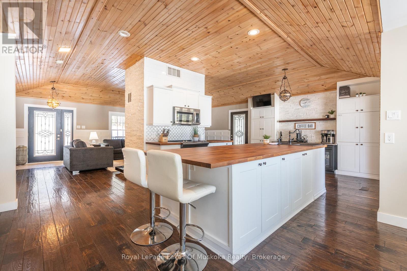 1420 Limberlost Road, Lake Of Bays, Ontario  P1H 2J6 - Photo 9 - X12031095