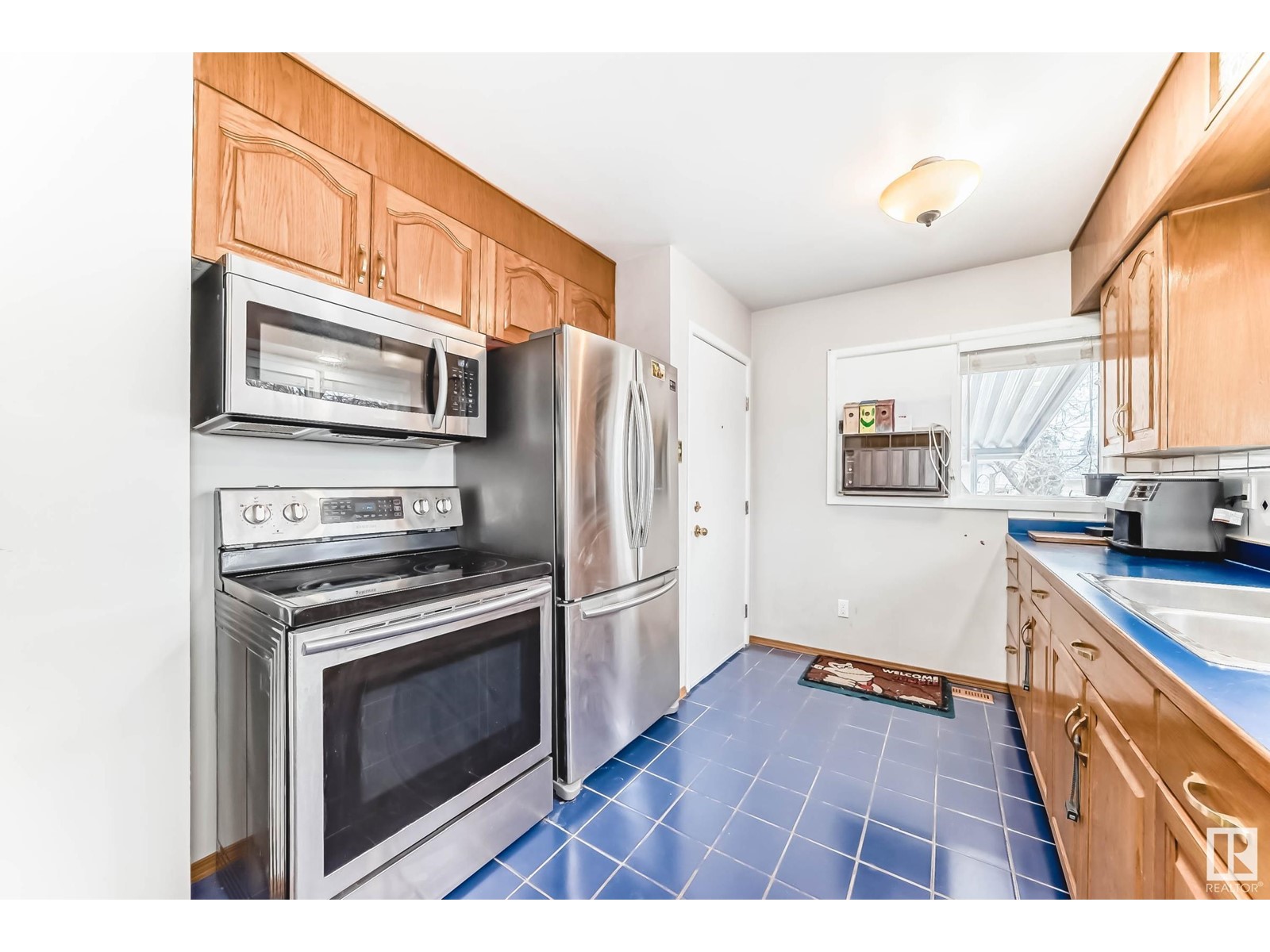 Property at 11914 37 ST NW image 1