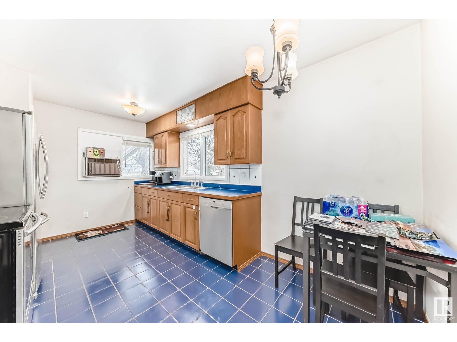 Property at 11914 37 ST NW image 2