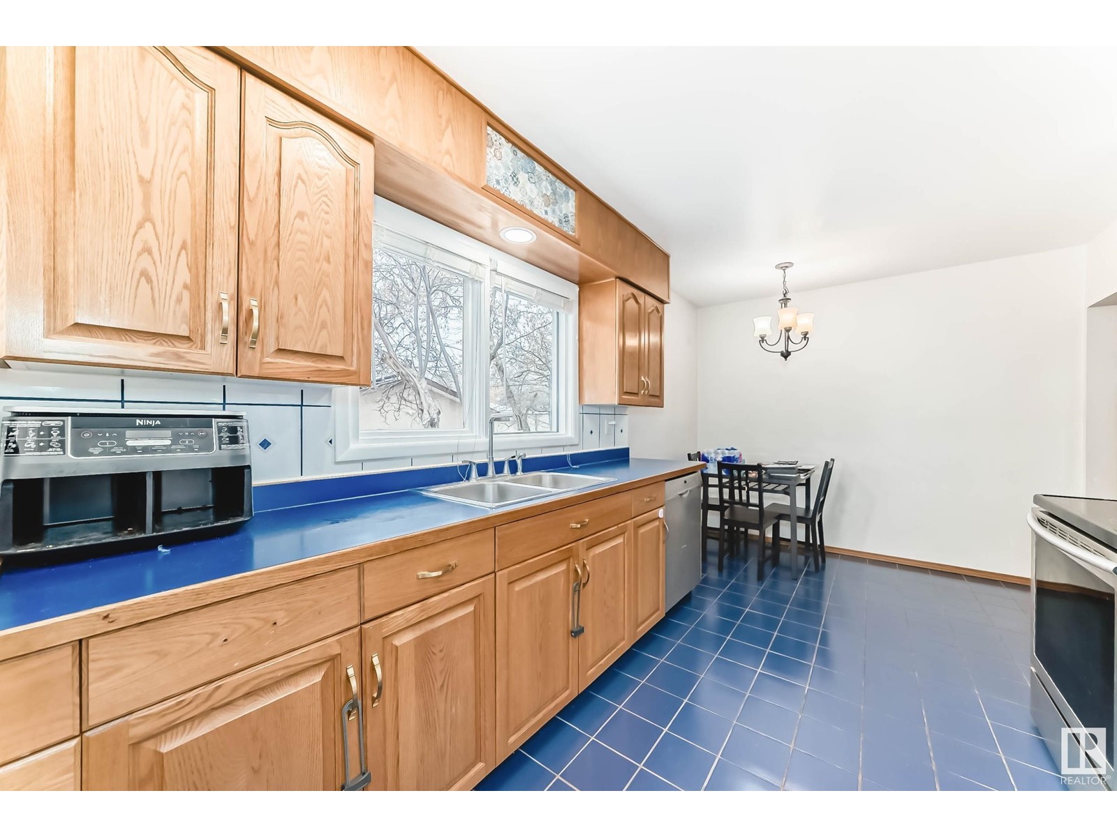 Property at 11914 37 ST NW image 3